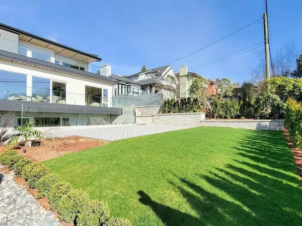 Jefferson Avenue, West Vancouver — exterior view